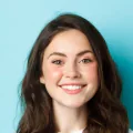 Cliente souriante après soins dentaires à Sainte-Julie