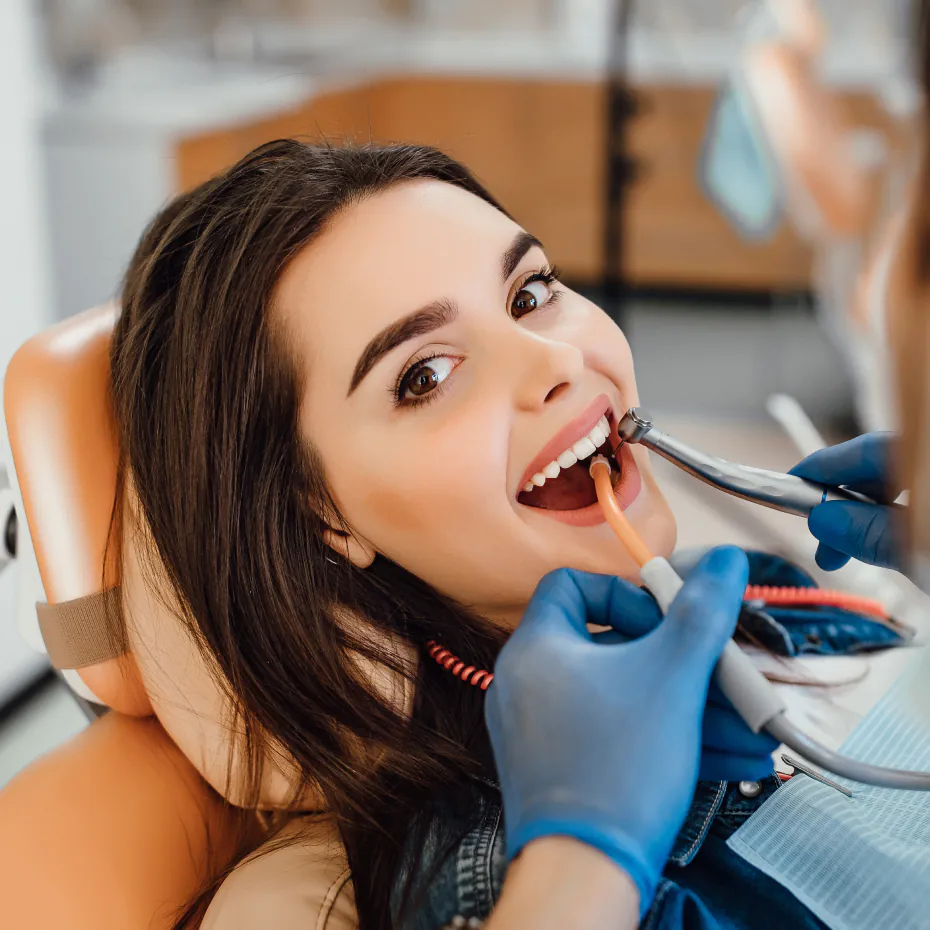 Patient souriant après soins dentaires à la clinique de Sainte-Julie